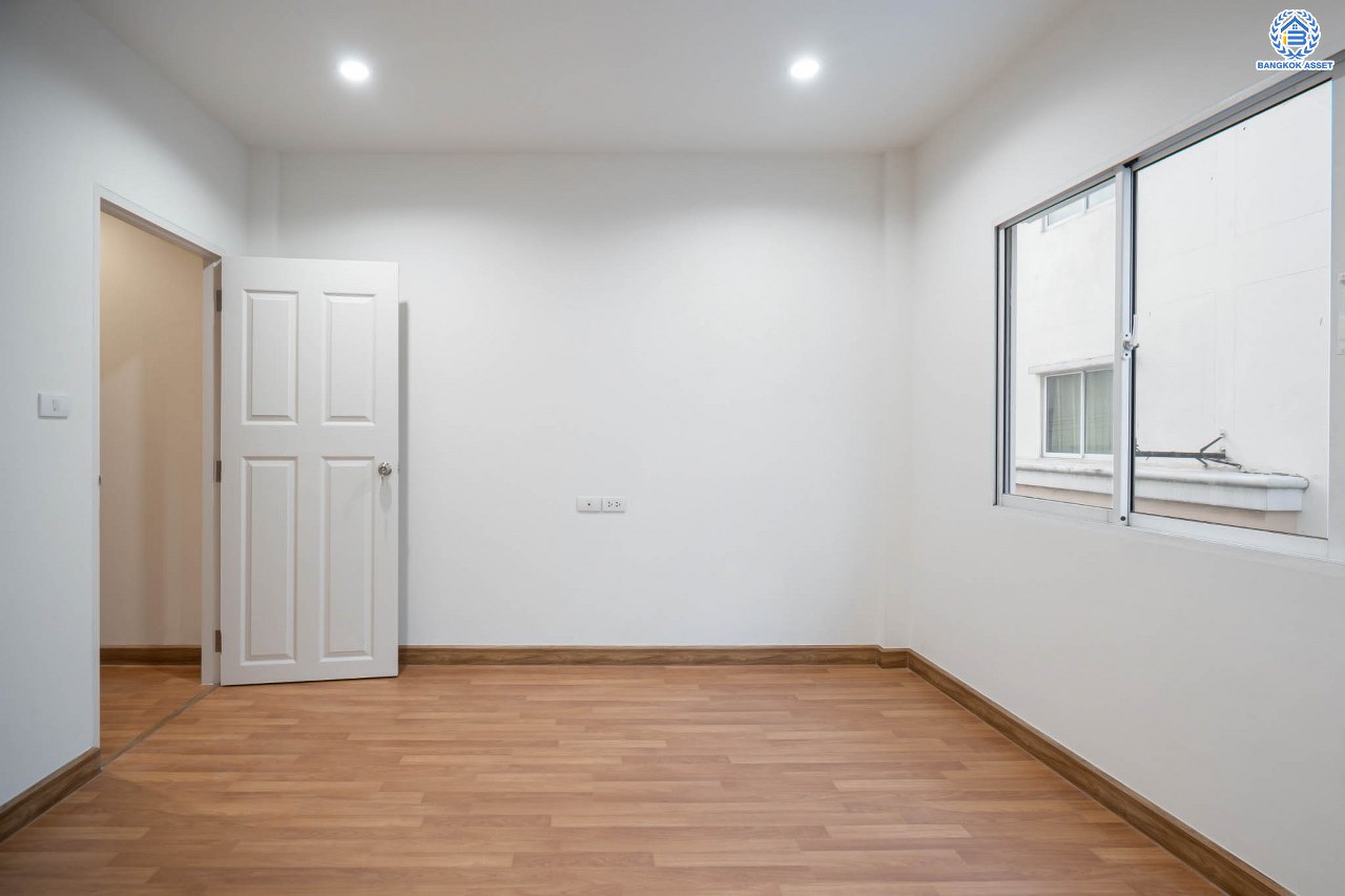 บ้านมือสองตกแต่งใหม่ ทาวน์โฮม 3 ชั้น โครงการ ปริญลักษณ์ เพชรเกษม69 พร้อมวิวสวนหน้าบ้าน บนเนื้อที่ 17.5 ตร.ว. ฟังก์ชัน 4 ห้องนอน 3 ห้องน้ำ จอดรถได้ 1 คัน รองรับทุกกิจกรรม บนทำเลเชื่อมต่อหลายเส้นทาง ใกล้จุดขึ้นทางด่วน "เพชรเกษม" และรถไฟฟ้าสายสีน้ำเงิน "สถานีหลักสอง"